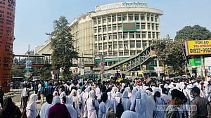 ঢাকা সেন্ট্রাল ইউনিভার্সিটি: 'স্কুলিং কাঠামো' বাতিল চেয়ে আধাঘণ্টা শাহবাগ অবরোধ