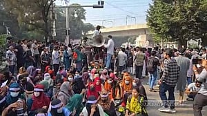 ঢাকা সেন্ট্রাল ইউনিভার্সিটি: অধ্যাদেশ জারির দাবিতে শিক্ষা ভবন ঘেরাও