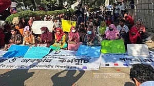 ঢাকা সেন্ট্রাল ইউনিভার্সিটি: ফের শিক্ষা ভবনের সামনে শিক্ষার্থীরা