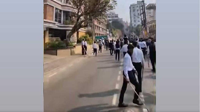 ঢাকা কলেজের বাস চলাচল বন্ধ ঘোষণা