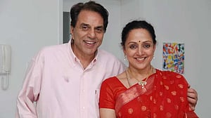 হৃদয়ের ভাঙা টুকরোগুলো জোড়া লাগানোর চেষ্টা করছি: ধর্মেন্দ্রর জন্মদিনে হেমা মালিনী