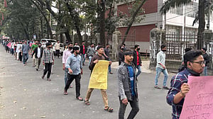 আয়েশা ও দিপু হত্যার প্রতিবাদে জগন্নাথ হল শিক্ষার্থীদের মৌন মিছিল
