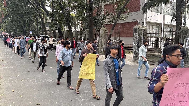 আয়েশা ও দিপু হত্যার প্রতিবাদে জগন্নাথ হল শিক্ষার্থীদের মৌন মিছিল