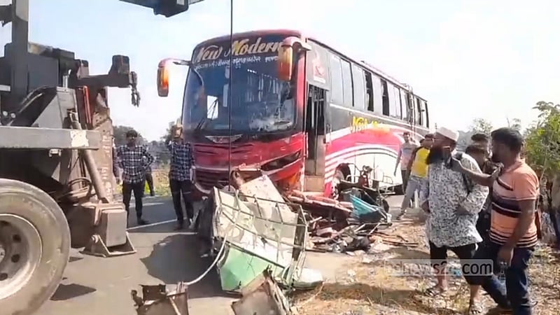 ফরিদপুরের বাসের চাপায় রিকশার ৪ যাত্রী নিহত, আহত ৩
