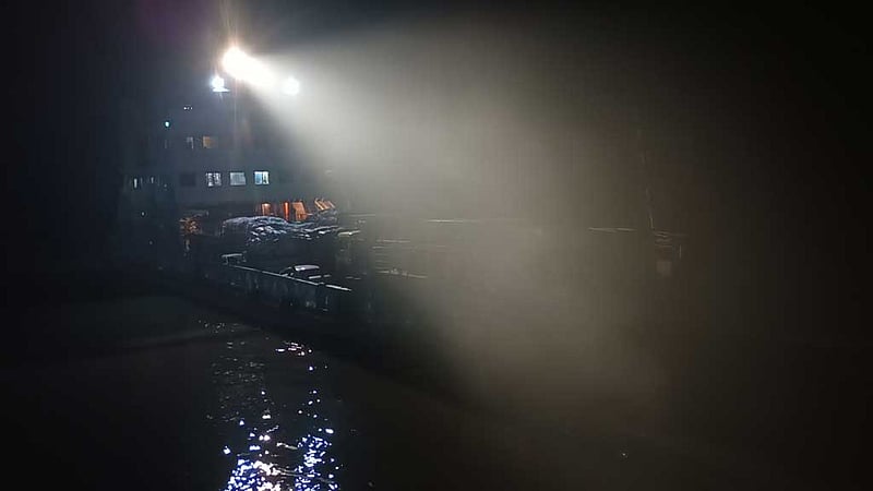 ঘন কুয়াশায় দৌল‌তদিয়া-পাটু‌রিয়ায় ফে‌রি চলাচল বন্ধ