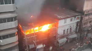 চকবাজারের আগুন নেভাতে গিয়ে বিপত্তিতে ফায়ার সার্ভিস