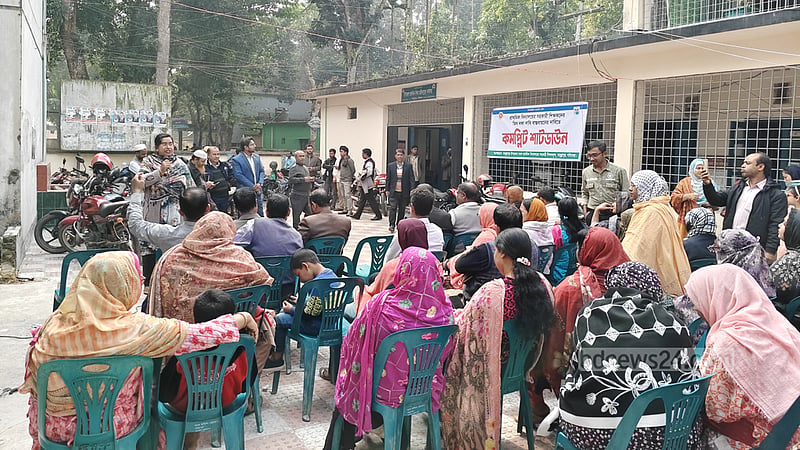 পরীক্ষা বর্জন করে গাইবান্ধায় প্রাথমিক শিক্ষকদের কর্মবিরতি পালন