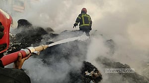 গাজীপুরে আগুনে ৪ ঝুট গুদামের মালামাল ছাই