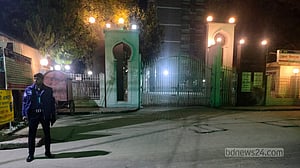 গোপালগঞ্জে আদালতের সামনে ‘হাতবোমা বিস্ফোরণ’