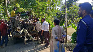 অবৈধ বালু উত্তোলন : কোটালীপাড়ায় এক মাসে ১৯ ড্রেজার জব্দ