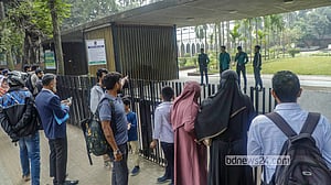 হাদির কবর জিয়ারতের সময় তারেককে ‘কটূক্তির’ অভিযোগে শিক্ষক গ্রেপ্তার