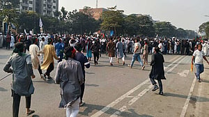 হাদির জানাজায় যোগ দিতে আসছে মানুষ, বডি ওর্ন ক্যামেরা নিয়ে সতর্ক পুলিশ