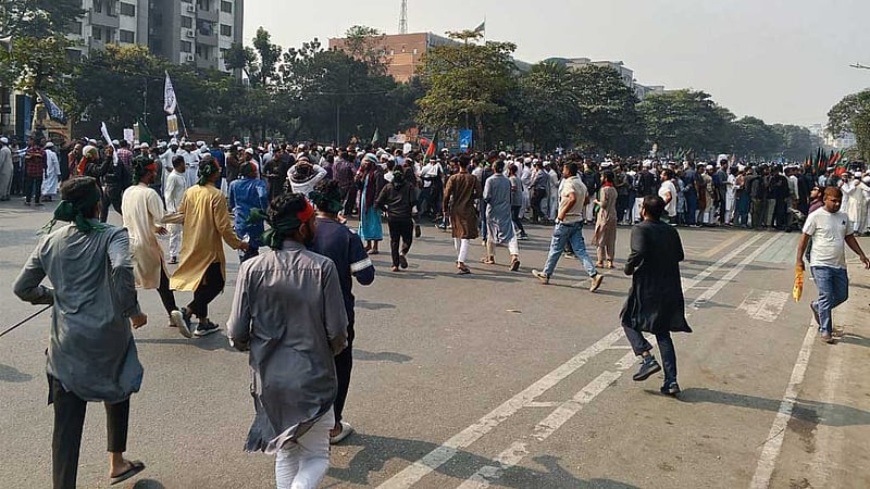হাদির জানাজায় যোগ দিতে আসছে মানুষ, বডি ওর্ন ক্যামেরা নিয়ে সতর্ক পুলিশ