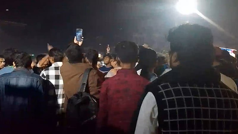 হাদির মৃত্যুর খবরে উত্তাল শাহবাগ, ঢাবি ক্যাম্পাসেও বিক্ষোভ