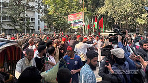 হাদিকে গুলি: তিন দাবিতে সচিবালয়ে ডাকসু নেতারা