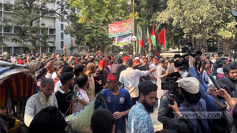 হাদিকে গুলি: তিন দাবিতে সচিবালয়ে ডাকসু নেতারা