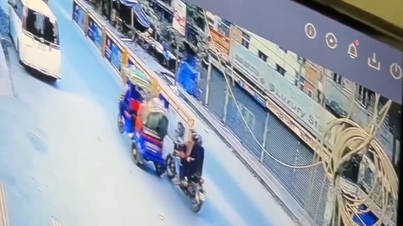 রিকশায় থাকা হাদিকে চলন্ত মোটরসাইকেল থেকে গুলি করা হয়