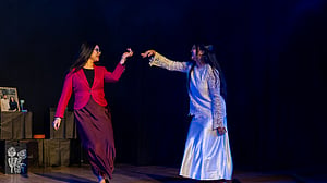 আইইউবির মঞ্চে ‘হেলেন’