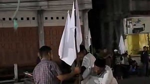 ইন্দোনেশিয়ায় ধীরগতির ত্রাণ নিয়ে ক্ষোভ, সাদা পতাকা উড়িয়ে বন্যা দূর্গতদের প্রতিবাদ