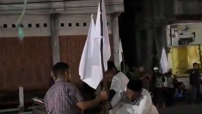 ইন্দোনেশিয়ায় ধীরগতির ত্রাণ নিয়ে ক্ষোভ, সাদা পতাকা উড়িয়ে বন্যা দূর্গতদের প্রতিবাদ