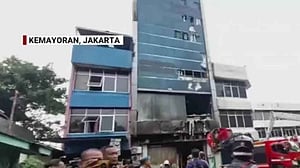 ইন্দোনেশিয়ার জাকার্তায় সাততলা ভবনে আগুন, নিহত ১৭