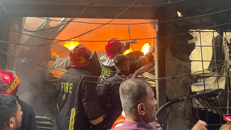 ইসলামবাগে পুড়ল প্লাস্টিকের গুদাম