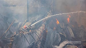 ইসলামবাগে প্লাস্টিকের গুদামে আগুন