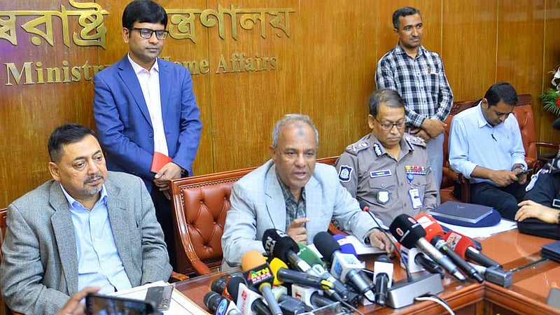 ‘বিশেষভাবে’ যাদের নিরাপত্তা দরকার, সরকার দিতে ‘প্রস্তুত’: তারেক রহমানকে নিয়ে স্বরাষ্ট্র উপদেষ্টা