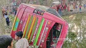 যশোরে শিক্ষা সফরের বাস উল্টে খাদে, আহত ১২