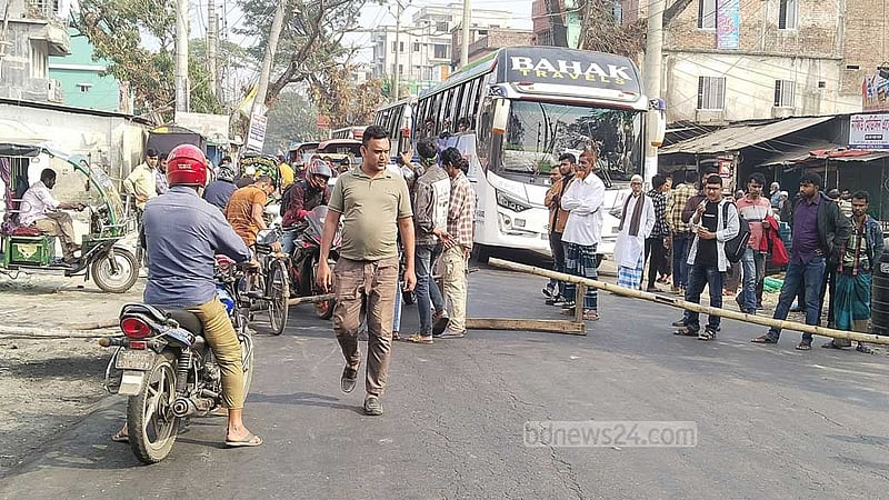 হাদি হত্যার বিচার ও গ্রেপ্তারের দাবিতে ঝালকাঠিতে বিক্ষোভ-অবরোধ