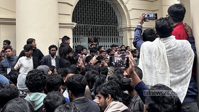 জকসু নির্বাচনের দাবিতে উপাচার্য ভবন ঘেরাও