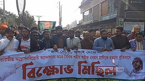 হাদি হত্যার প্রতিবাদে যশোরে বিক্ষোভ মিছিল