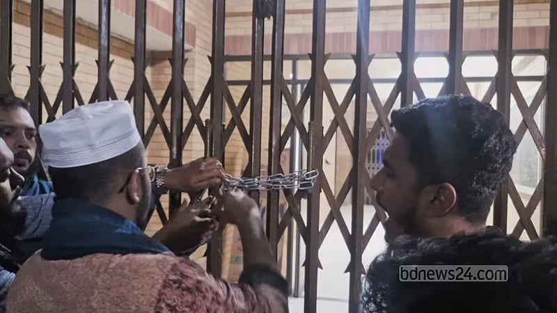 জাকসু জিএসের নেতৃত্বে জাবির প্রশাসনিক ভবনে তালা, ‘জানেন না’ ভিপি
