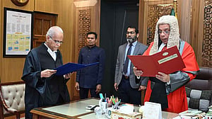 শপথ নিলেন বিচারপতি সৈয়দ এনায়েত হোসেন