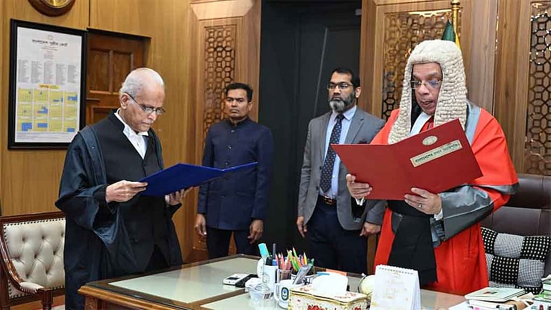 শপথ নিলেন বিচারপতি সৈয়দ এনায়েত হোসেন