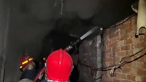কেরাণীগঞ্জের আগুন ৭ ঘণ্টাতেও নিয়ন্ত্রণে আসেনি