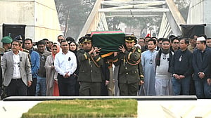 স্বামীর পাশে খালেদা জিয়ার কবর