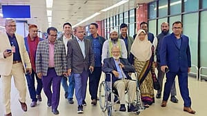 চিকিৎসা শেষে দেশে ফিরলেন খন্দকার মোশাররফ