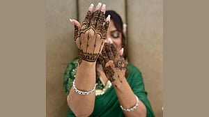 মেহেদি হাতে কনার ছবি আলোচনায়