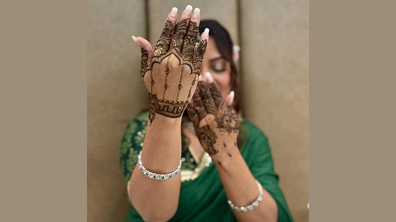 মেহেদি হাতে কনার ছবি আলোচনায়