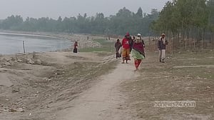 ‘এই শীতে এখনা কম্বলও পাই নাই, বাবা’