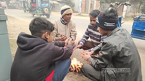 কুড়িগ্রামে তীব্র শীত, খড়কুটো জ্বালিয়ে স্বস্তির খোঁজ