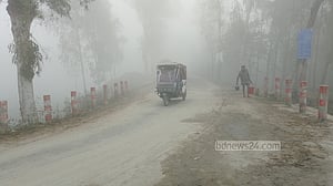 ঘন কুয়াশা-কনকনে ঠান্ডায় স্থবির কুড়িগ্রাম