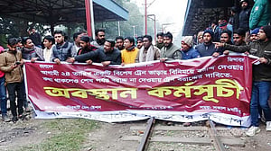তারেকের স্বদেশ প্রত্যাবর্তন: লালমনিরহাটে বিশেষ ট্রেনের দাবিতে রেলপথ অবরোধ