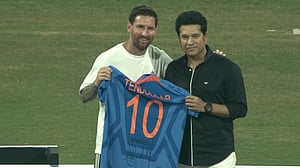 ওয়াংখেড়েতে মেসি, জার্সি উপহার দিলেন টেন্ডুলকার