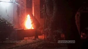 আন্তর্জাতিক অপরাধ ট্রাইব্যুনালের কৌঁসুলি জোহার গ্রামের বাড়িতে অগ্নিসংযোগ