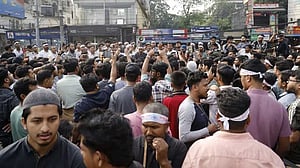 প্রগতি সরণি আটকে মোবাইল হ্যান্ডসেট ব্যবসায়ীদের বিক্ষোভ