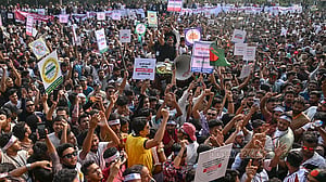দিনভর ভুগিয়ে বিটিআরসির আশ্বাসে সড়ক ছাড়লেন ফোন ব্যবসায়ীরা