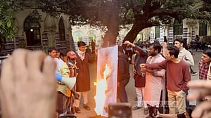 ঢাবিতে নরেন্দ্র মোদীর কুশপুতুল দাহ