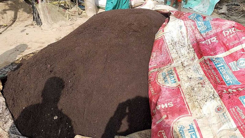 শ্রীমঙ্গলে বিভিন্ন পাতা গুঁড়ো করে ‘ভেজাল চা পাতা’, জব্দ ১৬৮০ কেজি